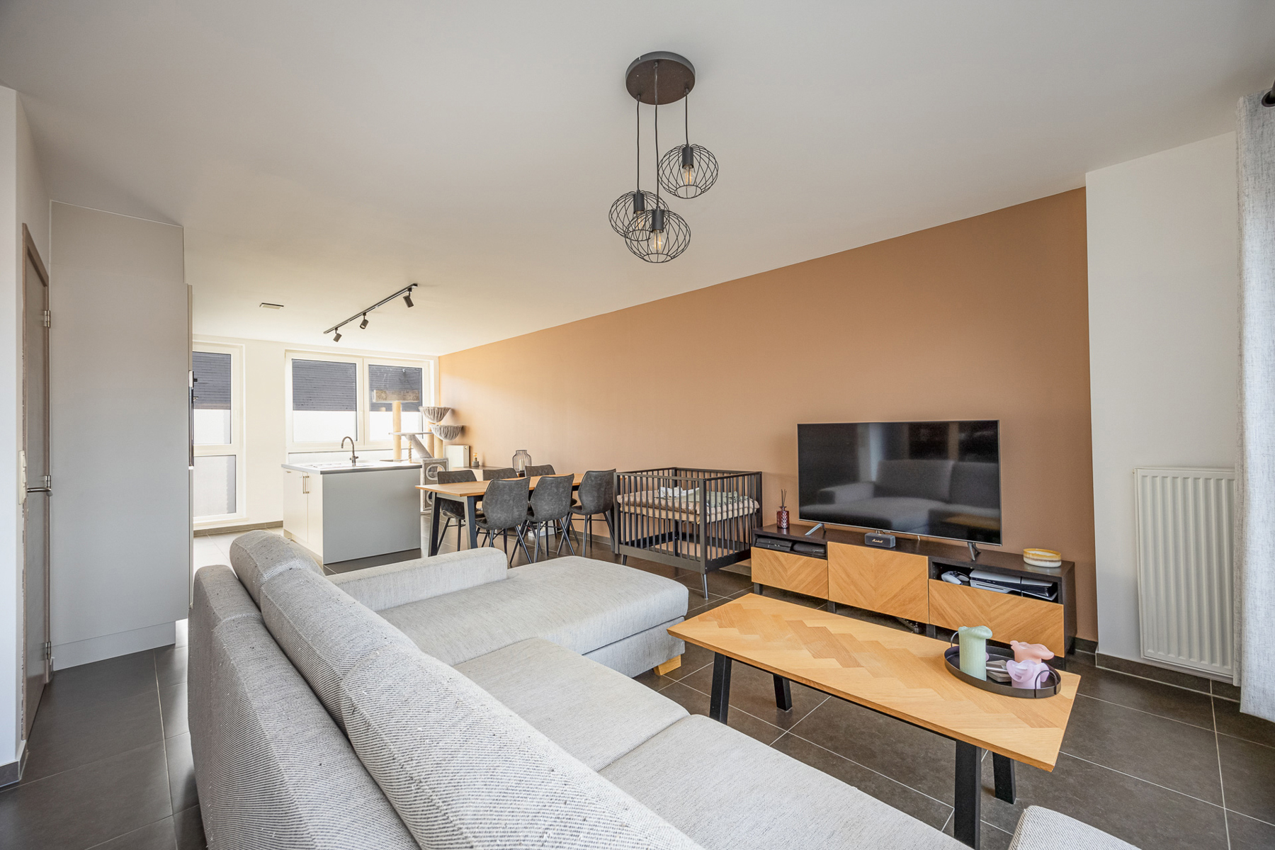 Instapklaar appartement met 2 slpk, groot terras en 2 parkeerplaatsen - foto 4