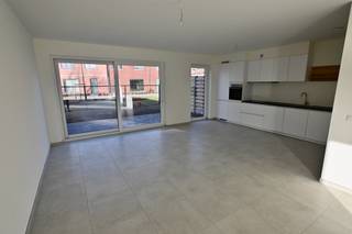 Ruime nieuwbouwwoning met 4 tot 5 slaapkamers . Indeling : Inkomhal , apart toilet , woonkamer met open keuken , berging .Verdieping 1 : 3...