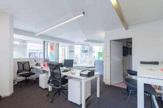 In het centrum van Zele een opbrengsteigendom bestaande uit een handelspand +_178m² en een appartement met 2 slaapkamers, voorzien van...