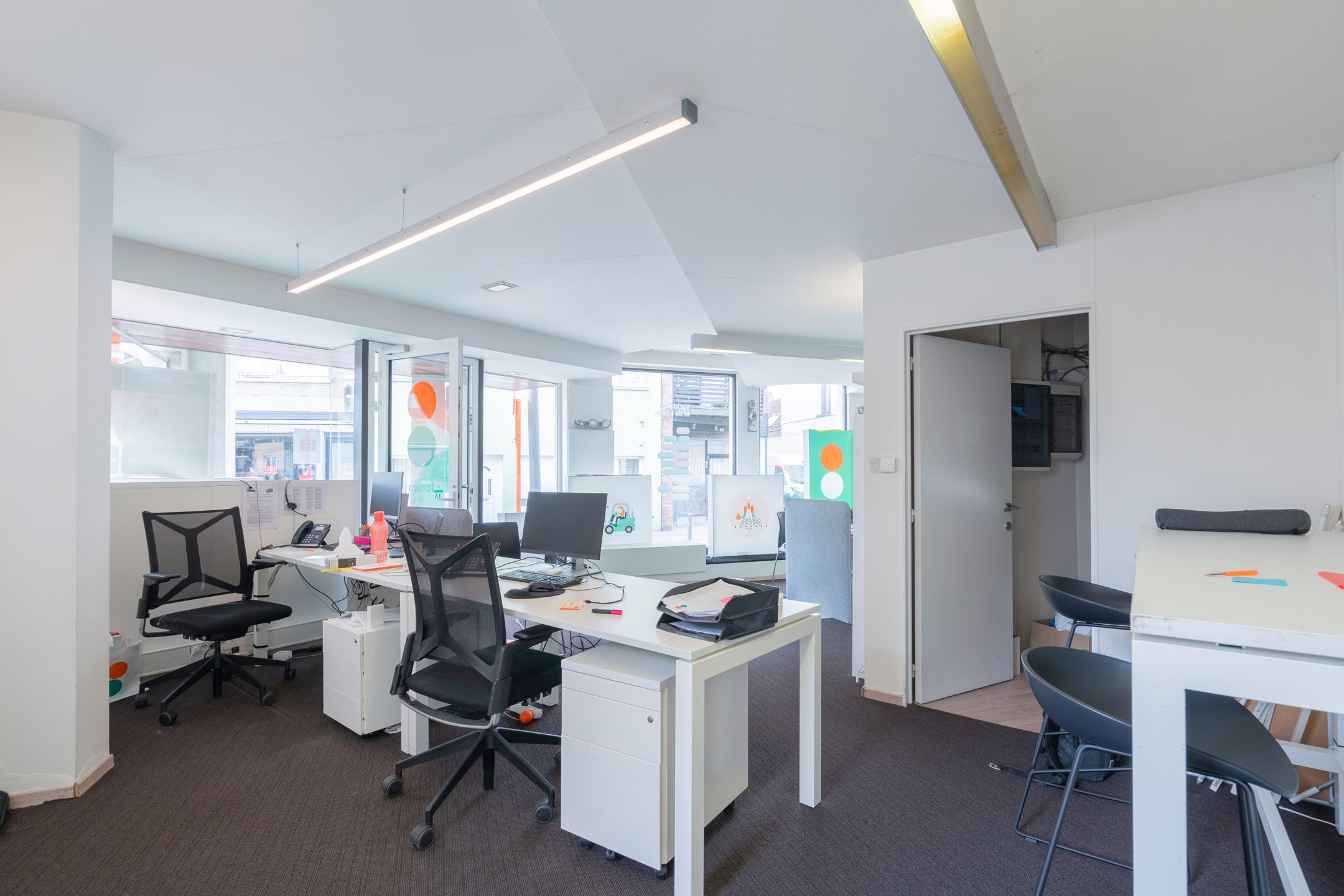 Opbrengsteigendom bestaande uit handelspand/kantoor, bovengelegen appartement met garage en tuin. - foto 3