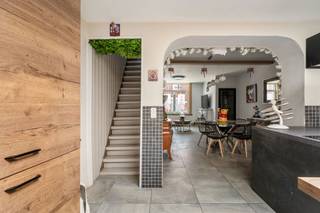 <p>Volledig gerenoveerde woning – Modern comfort en uitstekende energieprestaties<br /><br />Gelegen in een bijzonder gegeerde straat in Luingne, wacht deze charmante woning, volledig gerenoveerd met kwalitatieve materialen, op haar nieuwe eigenaars. Hier zijn geen werken meer nodig: u hoeft enkel uw meubels te plaatsen en meteen te genieten van het comfort van een recente renovatie.<br /><br />Bij het binnenkomen ontdekt u een uitnodigende inkomhal die leidt naar een ruime en lichtrijke leefruimte met open indeling en een grote, volledig uitgeruste keuken met eethoek. Op het gelijkvloers bevinden zich eveneens een moderne badkamer met bad en douche, een apart toilet, een kelder en een polyvalente ruimte die perfect kan dienen als bureau, thuiswerkruimte of speelkamer.<br /><br />Op de eerste verdieping geeft de nachthal toegang tot twee mooie slaapkamers met aangename volumes.<br /><br />Op de tweede verdieping werd de zolder volledig ingericht als een ruime extra slaapkamer.<br /><br />Buiten geniet u van een aangenaam terras en een volledig omheinde, ideaal georiënteerde tuin, perfect om te ontspannen met familie en vrienden.<br /><br />Troeven die het verschil maken:<br /><br />* Recente en kwalitatieve renovatie<br />* Uitstekende energieprestaties<br />* Zonnepanelen<br />* Warmtepomp<br />* Recent vernieuwd dak<br />* Recent vernieuwd plat dak<br />* Recente ramen<br />* Gegeerde en rustige ligging<br /><br />Een unieke kans voor wie op zoek is naar comfort, moderniteit en rust. Een bezoek is absoluut de moeite waard!</p>