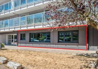 <p><span>Heverlee: Modern volledig gerenoveerd 1-slaapkamerappartement met autostaanplaats</span></p><p><span> </span></p><p><span>Dit gelijkvloers appartement werd dit jaar volledig gerenoveerd en voorzien van alle comfort. Het appartement biedt een perfect evenwicht tussen modern design en een praktische indeling. </span></p><p><span>We betreden het appartement via een aangename inkom met vestiaire (ingemaakte kasten), deze gaat naadloos over in een ruime woonkamer met open keuken die voorzien is van alle nodige toestellen. (afwasmachine, oven, micro, ...)</span></p><p><span>Er is een apart gastentoilet aanwezig.</span></p><p><span>De ruime slaapkamer heeft een ensuite badkamer met inloopdouche.</span></p><p><span> </span></p><p><span>Om het appartement te vervolledigen werd er eveneens voorzien in een kelderberging en een autostaanplaats (inbegrepen in de prijs). </span></p><p><span>Het appartement is asbestvrij, conforme keuring elektriciteit en vrij van gebruik.</span></p><p><span> </span></p><p><span>Bent u op zoek naar een volledig nieuw instapklaar 1-slaapkamerappartement op een strategische locatie met alles binnen handbereik? Zoek niet verder en maak vandaag nog een afspraak!</span></p><p><span> </span></p>