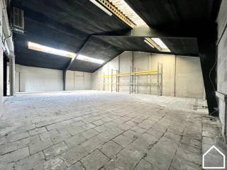 LOODS (180m²) TE HUUR OP INVALSWEGDeze geïsoleerde loods bevindt zich langs de Meenseweg en is ONMIDDELLIJK beschikbaar.Nutsvoorzieningen zijn...