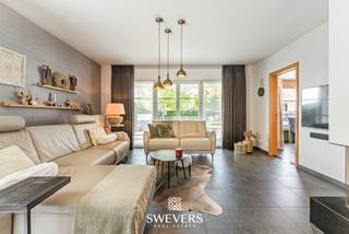 Voor meer info en foto’s, surf naar www.swevers.be<br />– In een rustige woonomgeving in Koersel (Beringen) bevindt zich deze ruime open bebouwing op een uitzonderlijk perceel van 1.434 m². De woning, gebouwd in 1997, is instapklaar en biedt een praktische indeling met comfortabele leefruimtes en tal van mogelijkheden voor gezinnen. Op het gelijkvloers kom je binnen via de inkomhal met gastentoilet. De lichtrijke leefruimte van 39,16 m² vormt het centrale hart van de woning en biedt voldoende plaats voor een gezellige zit- en eethoek. Aansluitend bevindt zich de ruime keuken van 19,78 m² met plaats voor een praktische werkopstelling en eethoek. Naast de keuken ligt een handige wasplaats die extra bergruimte biedt. Verder bevindt zich op het gelijkvloers de badkamer met bad, douche en dubbele lavabo, evenals een ruime kamer van ca. 24 m². Deze ruimte kan perfect ingericht worden als slaapkamer, bureau, hobbyruimte of praktijkruimte en maakt de woning bijzonder geschikt voor wie op termijn gelijkvloers wil wonen. De eerste verdieping telt drie volwaardige slaapkamers van ca. 20,40 m², 14,40 m² en 13 m², evenals een dressing van 17,20 m². Dankzij deze indeling biedt de woning tal van mogelijkheden voor gezinnen of wie extra ruimte wenst voor een bureau of hobbykamer.<br />Verder beschikt de woning over een kelder van 19,14 m² en een dubbele garage van 48 m² met plaats voor meerdere voertuigen en extra opslagruimte. De westelijk georiënteerde tuin geniet van namiddag- en avondzon en biedt volop ruimte voor ontspanning. Extra troeven zijn de regenwaterput van 10.000 liter (aangesloten op toiletten, buitenkranen en wasmachine) en zonnepanelen geplaatst in 2015. De ligging combineert rust met een vlotte bereikbaarheid: winkels op ca. 900 m, restaurants op 160 m, ontspanningsmogelijkheden op ca. 1 km, openbaar vervoer op 700 m en de snelweg op 7,9 km. Voor meer informatie, bel 011 255 155. Bron bewoonbare oppervlakte: EPC – verslag.