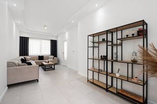 <p>Lichtrijke gesloten bebouwing in Berchem, ideaal gelegen nabij winkels en openbaar vervoer.</p>
<p>Deze gezellige woning combineert ruimte, comfort en een centrale ligging in een rustige straat in Antwerpen. Dankzij de grote raampartijen geniet de woning de hele dag van natuurlijk licht, wat zorgt voor een aangename en open sfeer. Met drie volwaardige slaapkamers biedt deze woning alle mogelijkheden voor gezinnen, thuiswerkers of wie graag extra ruimte heeft. Bovendien woon je hier op wandelafstand van winkels en openbaar vervoer, met een vlotte verbinding naar de Antwerpse Ring. Een ideale woning voor wie comfortabel wil wonen in de stad.</p>
<p> </p>
<p>• Ruime living met veel lichtinval dankzij de grote raampartijen.<br />• Volledig uitgeruste keuken met gas kookplaat, oven, microgolfoven, koelkast, vaatwasser en dubbele spoelbak.<br />• Praktische berging met aansluiting voor wasmachine en droogkast.<br />• Badkamer voorzien van douche, toilet en wastafel.<br />• Drie ruime slaapkamers met diverse indelingsmogelijkheden.<br />• Gezellige koer, ideaal om buiten te genieten.<br />• Kelder met extra bergruimte.</p>
<p>Troeven<br />• Drie ruime slaapkamers, ideaal voor gezinnen of thuiswerk.<br />• Grote raampartijen zorgen voor veel natuurlijk licht.<br />• Rustige ligging nabij winkels, openbaar vervoer en de Antwerpse Ring.</p>
<p>Neem vandaag nog contact op met je ERA-makelaar voor een bezoek. JOUW DROOMHUIS. ZO GEVONDEN!</p>