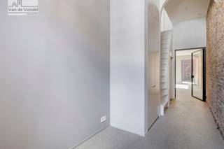 Buitengewoon stijlvol gerenoveerde woning met zonovergoten terras in hartje Aalst!Welkom in deze unieke parel in Aalst centrum: een volledig...
