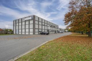 At a convenient location in Zulte, near the E17, we offer this functional warehouse with accompanying office space. The building is easily...