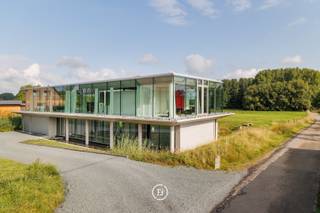 The Box – Architecturale klasse met panoramische vergezichten over het Pajottenland.Op een perceel van ca. 2.847 m², verscholen in een doodlopende...