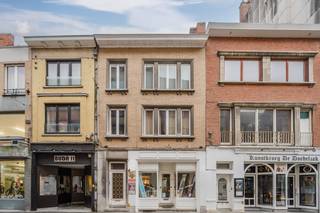 In het hart van Kortrijk, op een steenworp van de iconische Broeltorens en de levendige Grote Markt, bevindt zich deze bijzondere...