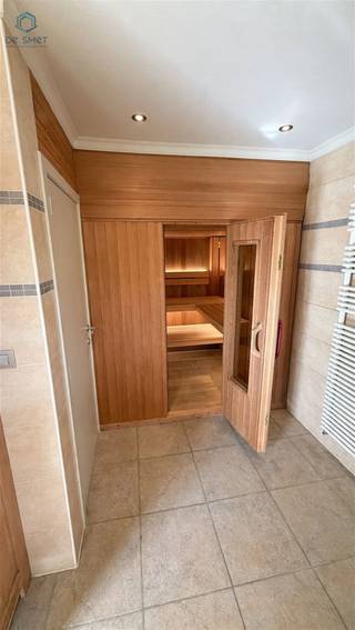 <h1><span>Exclusieve villa met overdekt zwembad, sauna en prachtige tuin in Zottegem</span></h1><p><span>Ruime en stijlvolle villa met 6 slaapkamers, overdekt zwembad, sauna, inpandige garage voor 2 wagens en prachtige tuin, gelegen nabij het centrum van Zottegem.</span></p><p><span>Bent u op zoek naar een ruime woning waar </span><span>comfort, ontspanning en levenskwaliteit</span><span> centraal staan? Dan is deze uitstekend onderhouden en verzorgd afgewerkte villa beslist het ontdekken waard.</span></p><p><span>De woning combineert royale leefruimtes met tal van extra troeven, waaronder een </span><span>overdekt zwembad, sauna, meerdere slaapkamers, dressing, twee houtkachels en een ruime inpandige garage</span><span>.</span></p><h3><span>Gelijkvloers</span></h3><p><span>Via de ruime inkomhal komt u in de woning. Op deze verdieping bevinden zich een praktische bureauruimte en een gastentoilet met lavabomeubel en inloopdouche.</span></p><p><span>De ruime en lichtrijke leefruimte vormt het hart van de woning. De ingebouwde houtkachel zorgt voor een warme en gezellige sfeer. Aansluitend bevindt zich een aangename veranda met prachtig zicht op de tuin. Ook hier zorgt een houtkachel voor extra gezelligheid en comfort.</span></p><p><span>De afzonderlijke keuken is ruim ingericht en biedt voldoende plaats om uitgebreid te koken en gezellig te tafelen.</span></p><p><span>Verder beschikt het gelijkvloers over een grote wasruimte, </span><span>3 slaapkamers</span><span> en een comfortabele badkamer met dubbele lavabo, toilet, ligbad en inloopdouche.</span></p><h3><span>Tuinniveau wellness & ontspanning</span></h3><p><span>Een van de grootste troeven van deze villa is het uitgebreide wellnessgedeelte op tuinniveau.</span></p><p><span>Het </span><span>overdekte zwembad</span><span> beschikt over een warmtepomp en elektrisch rolluik. Aansluitend vindt u een aparte doucheruimte en een </span><span>sauna met gastentoilet</span><span>.</span></p><p><span>Een ideale plek om het hele jaar door te ontspannen en te genieten van uw eigen wellness, volledig in de privacy van uw eigen woning.</span></p><p><span>Daarnaast beschikt dit niveau over een </span><span>ruime inpandige garage voor 2 wagens</span><span>, met extra mogelijkheden voor bergruimte. De technische ruimte vervolledigt het geheel.</span></p><h3><span>Eerste verdieping</span></h3><p><span>De eerste verdieping omvat een nachthal, </span><span>3 slaapkamers en een dressing</span><span>.</span></p><p><span>Dankzij de royale indeling biedt de woning tal van mogelijkheden voor gezinnen, gasten, thuiswerk, hobby's of een extra dressingruimte.</span></p><h3><span>Buitenruimte</span></h3><p><span>De woning beschikt over een </span><span>prachtige tuin</span><span> die een aangename groene omgeving vormt rond de villa. Vanuit de veranda geniet u van een mooi zicht op deze buitenruimte.</span></p><h3><span>De troeven op een rij</span></h3><ul><li><span>Exclusieve en ruime villa nabij het centrum van Zottegem</span></li><li><span>6 slaapkamers</span></li><li><span>Ruime en lichtrijke leefruimtes</span></li><li><span>2 sfeervolle houtkachels</span></li><li><span>Aangename veranda met zicht op de tuin</span></li><li><span>Ruime afzonderlijke keuken</span></li><li><span>Overdekt zwembad met warmtepomp</span></li><li><span>Elektrisch rolluik aan het zwembad</span></li><li><span>Sauna</span></li><li><span>Aparte doucheruimte</span></li><li><span>2 badkamers / sanitaire voorzieningen</span></li><li><span>Dressing</span></li><li><span>Ruime wasruimte</span></li><li><span>Inpandige garage voor 2 wagens</span></li><li><span>Prachtige tuin</span></li><li><span>EPC-label D geen renovatieplicht</span></li></ul><h3><span>Een woning die u moet ervaren</span></h3><p><span>Deze villa biedt een bijzondere combinatie van </span><span>ruimte, comfort en ontspanning</span><span>. Vooral het overdekte zwembad en de sauna zorgen voor een uitzonderlijke meerwaarde en maken van deze woning een plek waar u het hele jaar door kunt genieten.</span></p><p><span>De ligging nabij het centrum van Zottegem zorgt bovendien voor een mooie combinatie van </span><span>rust, ruimte en bereikbaarheid</span><span>.</span></p><p><span>Interesse in deze bijzondere villa?</span></p><p><span>Reageer via Immoweb en wij nemen persoonlijk contact met u op om een bezoek in te plannen.</span></p><p><span>Ontdek zelf de ruimte, de sfeer en de unieke wellnessbeleving van deze eigendom.</span></p>