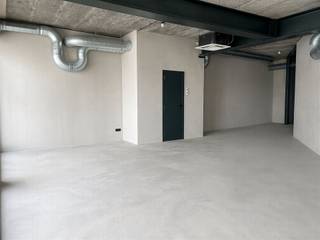 Aan de Bredastraat 77, in de levendige Antwerpse wijk Dam, bevindt zich deze commerciële reca-ruimte van circa 78 m². Dankzij de grote vitrine aan de straatzijde geniet het pand van een uitstekende zichtbaarheid en veel natuurlijk licht.Aan de voorzijde beschikt de ruimte over een terras van circa 20 m². Achteraan bevindt zich een ruime tuin van circa 60 m². Deze combinatie biedt interessante mogelijkheden voor een horecaconcept waarbij binnen- en buitenruimte elkaar versterken.De ruimte is geschikt voor commerciële en reca-activiteiten, zoals een koffiebar, lunchzaak, restaurant of ander eigentijds horecaconcept. Daarnaast zijn er twee toiletten aanwezig.Er bestaat ook de mogelijkheid om de reca-ruimte te verbinden met het achterliggende atelier van circa 81 m². Zo ontstaat een totale binnenoppervlakte van ongeveer 159 m², met extra mogelijkheden voor onder meer productie, opslag, workshops of een aanvullend creatief concept.Via de nabijgelegen op- en afrit Merksem bereik je snel de Antwerpse Ring (R1) en de E19 richting Breda. Ook Park Spoor Noord en de volop ontwikkelende Slachthuissite bevinden zich vlakbij.Een zichtbare en veelzijdige reca-locatie met een terras aan de voorzijde, een ruime tuin achteraan en verschillende mogelijkheden voor een onderscheidend horecaconcept.