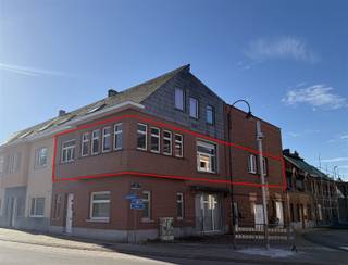 <p><span>Appartement in het centrum van Balen.</span></p><p><span>Dit aangenaam appartement is gelegen in het hart van Balen, op slechts 2 minuten van het station. </span></p><p><span>Dankzij de centrale ligging bevinden winkels, scholen en openbaar vervoer zich op wandelafstand.</span></p><p><span>Het appartement bevindt zich op de eerste verdieping. Er is geen lift, maar de trap is zeer gemakkelijk toegankelijk.</span></p><p><span>Binnenin vind je een lichtrijke woonkamer en een praktische keuken. Er zijn twee comfortabele slaapkamers, een badkamer met douche en een handige berging. </span></p><p><span>Daarnaast is er ook een voorziening om vuilbakken en fietsen netjes te stallen.</span></p><p><span>De ligging is bijzonder gunstig, ideaal voor wie graag centraal woont met alle voorzieningen in de buurt.</span></p><p><span>Geen gem.kosten.</span></p><p><span>Het appartement is dadelijk beschikbaar.</span></p><p><span> </span></p>