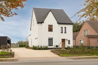 <p><strong>Prachtig gerenoveerde charmewoning met drie slaapkamers, drie badkamers en uitzonderlijk zicht op het groen, op een perceel van ca. 1.800 m². EPC-labe A (33kw/m2-jaar). Conforme elektriciteit</strong></p>
<p><strong>Ligging:</strong> vlakbij het centrum van Gierle, met een vlotte verbinding naar tal van invalswegen. Achteraan grenzend aan uitgestrekte weilanden.</p>
<p><strong>Indeling:</strong> -1:kelder. 0: Keuken, inkomhal, living, douche, vestaire, technische ruimte +1: badkamer, twee slaapkamers, +2: masterbedroom voorzien van een bad met aansluitende dressing, apart toilet.</p>
<p><strong>Omschrijving:</strong> deze volledig gerenoveerde woning met zeer veel charme biedt bijna 250m² bewoonbare oppervlakte op een perceel van ongeveer 1.800 m². Het absolute pareltje is de achterzijde: hier geniet u van een uniek, onbelemmerd zicht over de weilanden.</p>
<p>De woning beschikt over drie grote slaapkamers en drie badkamers, wat zorgt voor uitzonderlijk wooncomfort voor het hele gezin. Dankzij airconditioning blijft het binnen ook op warme dagen aangenaam. Met zonnepanelen en een EPC-label A is deze woning bovendien helemaal klaar voor de toekomst. De elektrische installatie werd gekeurd en is conform.<br /><br /></p>
<p><strong>Troeven:</strong></p>
<strong>-Volledig gerenoveerd, met veel charme</strong><br /><strong>-Bijna 250m² bewoonbare oppervlakte</strong><br /><strong>-Perceel van ca. 1.800 m²</strong><br /><strong>-Uniek, onbelemmerd zicht op weilanden </strong><br /><strong>-3 grote slaapkamers en 3 badkamers</strong><br /><strong>-Airconditioning</strong><br /><strong>-EPC-label A en zonnepanelen</strong><br /><strong>-Conforme elektrische keuring</strong><br /><strong>-Vlak bij het centrum van Gierle en tal van invalswegen<br /></strong><br /><strong>Bijzonder informatieplicht:</strong> In aanvraag