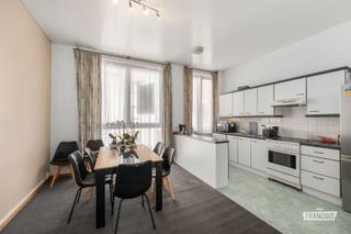 Op zoek naar een interessante eigendom in Blankenberge? Deze duplex combineert een centrale ligging met een aangename indeling en bevindt zich in een kleinschalige residentie. Een eigendom met potentieel voor zowel eigen gebruik als investering.<br /><br />Gelegen op de tweede verdieping verwelkomt de duplex je in de leefruimte, waar voldoende plaats is voor een ruime zetel en televisie. Deze ruimte vloeit naadloos over in de gezellige eetplaats met open keuken, voorzien van alle hedendaagse noden. Op het tussenverdiep bevindt zich de badkamer die beschikt over een douche, enkele wastafel en een toilet. Een verdieping hoger beschikt de woning over twee ruime slaapkamers. Tot slot is er een praktische zolderruimte aanwezig die bijkomende mogelijkheden biedt.<br /><br />Dankzij de ligging in de Vrijheidsstraat bevind je je centraal in Blankenberge, met winkels, horeca, het centrum en de kust binnen handbereik. Bovendien is er door het EPC-label D geen renovatieplicht, wat deze duplex extra interessant maakt voor wie zonder grote renovatiewerken wil investeren.<br /><br />Interesse in deze duplex te koop in Blankenberge? Vraag vandaag nog je bezoek aan bij Immo Francois en ontdek de mogelijkheden van deze eigendom.<br /><br />Denk je eraan om je woning in Blankenberge te verkopen? Neem vrijblijvend contact op met Iben van Immo Francois in Blankenberge voor een gratis schatting via iben@immofrancois.be.<br /><br />