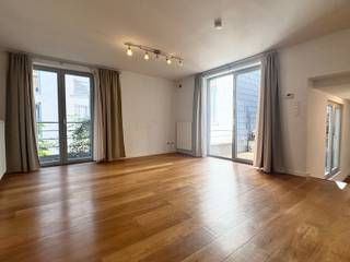 <p>Ideaal gelegen in de Pentagone, vlak bij het historische centrum van Brussel, op de 1e verdieping van een karakteristiek gebouw, bieden we dit prachtige appartement met één slaapkamer van 94 m² + twee terrassen. Het biedt: een inkomhal, eetkamer, grote lichtrijke woonkamer met open keuken en toegang tot een groot terras (+- 20 m²), een grote slaapkamer (+- 18 m²) met toegang tot het tweede terras, een badkamer met douche en bad, apart toilet en een wasruimte. Gemeenschappelijke kosten: 100 €/maand. Onmiddellijk beschikbaar. EPB C. Dit appartement zal u bekoren door zijn goede ligging, de ruime woonkamer en het terras. Een bezichtiging is een must!</p>