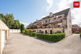 Dit ruim duplexappartement (met terras en garage) is gelegen in een rustige straat vlak bij het centrum van Wondelgem, met tal van supermarkten...