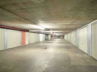 Interessante garagebox gelegen in een afgesloten garagecomplex ter hoogte van de Jozef Nellenslaan &amp; de Zeedijk (Glacier Post). Tevens een aparte toegangsdeur voor voetgangers via de Paul van der Meerschenlaan. <br /><br />Afmetingen:<br />-2,98m breed (breedste punt)<br />-2,27m breed (smalste punt)<br />-5,17m diep<br /><br />Lichtpunt en stopcontact aanwezig. <br />Beschikbaar vanaf 01/10/2026.<br /><br />Bezoek mogelijk op afspraak.<br />Contacteer Sacha Vanrafelghem op GSM 0487/43.79.10.