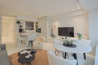 Volledig gerenoveerd appartement met een mooi zijdelings zeezicht gelegen in het Zoute.Indeling: Inkom met gastentoilet. Lichtrijke leefruimte met...