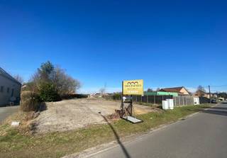 <p><strong>Uniek perceel bouwgrond voor open bebouwing – 1.193 m² – Balen-Wezel. </strong></p>
<p></p>
<p>Ontdek dit prachtige perceel bouwgrond van maar liefst 1.193 m², gelegen in Balen-Wezel. Dit ruime stuk grond biedt talloze mogelijkheden om uw droomwoning te realiseren, volledig naar eigen wens en smaak.</p>
<p></p>
<p><strong>Troeven van dit perceel</strong></p>
<p></p>
<ul>
<li><strong>Rustige ligging</strong>: Gelegen in een vredige, kindvriendelijke omgeving, ideaal voor wie houdt van rust en privacy.</li>
<li><strong>Strategische locatie</strong>: Vlak bij diverse voorzieningen zoals scholen, winkels, sportfaciliteiten en openbaar vervoer.</li>
<li><strong>Ruime perceelsgrootte</strong>: Dankzij de oppervlakte van 1.193 m² hebt u voldoende ruimte voor een woning, tuin, en eventueel bijgebouwen.</li>
<li><strong>Goede bereikbaarheid</strong>: Makkelijk bereikbaar vanaf de grote invalswegen, terwijl u toch geniet van een rustige sfeer.</li>
</ul>
<strong>Stedenbouwkundige voorschriften op aanvraag. </strong><br />
<p></p>
<p>Deze bouwgrond biedt een uitstekende kans voor wie op zoek is naar een woonplek met alle voordelen van een goede locatie en ruime mogelijkheden. Neem vandaag nog contact op voor meer informatie - kantoor: 014 72 83 77 of dossierverantwoordelijke Els Dobbelaere: 0467 015 811</p>