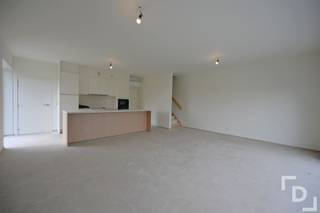 In de groene omgeving van Proven vinden wij deze nieuwbouwwoning in de Terenburgseweg.Deze woning is meteen beschikbaar en is ideaal voor huurders die wensen te wonen in een moderne en energiezuinige woning met tuin.Indeling:GLV: inkomhal - leefruimte met open keuken - technische bergruimte - apart toiletV+1: nachthal - 3 slaapkamers - apart toilet - badkamerExtra's:* E-peil: 30* Volledig professioneel geschilderd* 12 zonnepanelen van 5400WP + hybride omvormer om gemakkelijk een thuisbatterij op aan te sluiten* Regenput aanwezig
