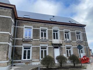 Dit instapklare nieuwbouwappartement bevindt zich op de gelijkvloerse verdieping van het nieuwbouwproject de Zevenster te Retie. Vanuit het appartement heeft u een prachtig zicht over het marktplein en de kerk van Retie. Alle voorzieningen bevinden zich op wandelafstand.<br /><br />Het appartement omvat een zeer aangename woonruimte met veel ramen, aansluitend een compleet uitgeruste keuken, een berging, een badkamer (met inloopdouche en toilet), 1 slaapkamer met toegang tot het terras en nog een extra kamer die dienst kan doen als dressing bijvoorbeeld. <br />Er is een lift in het gebouw die rechtstreeks toegang biedt naar de parkeergarage. Daar bevindt zich een autostaanplaats en berging, dewelke zijn inbegrepen in bovenvermelde huurprijs.<br />Bijzonder is dat het appartement is uitgerust met een warmtepomp met vloerverwarming en het beschikt over een individueel pakket aan zonnepanelen. Bijgevolg is het uiterst energie zuinig.<br /><br />Het appartement is voorzien van verlichting en (gedeeltelijk) van raamdecoratie. Beschikbaar vanaf 1/9.<br />Het appartement leent zich niet voor het houden van huisdieren.