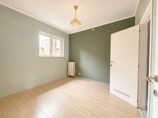 Dit aangename appartement, gelegen op de Koning Albert I-laan 24 bus 0101 te Blankenberge, biedt een praktische indeling en alle comfort voor wie op zoek is naar een instapklare woonst.<br /><br />U betreedt het appartement via de trappenhal, u komt binnen in de nachthal, die toegang geeft tot alle ruimtes van het appartement. De ruime en lichtrijke leefruimte met open, volledig uitgeruste keuken vormt het hart van de woonst en geniet dankzij de grote raampartijen van veel natuurlijk licht.<br /><br />Verder beschikt het appartement over een aparte slaapkamer met aansluitende badkamer, voorzien van een douche en wastafel. Het toilet bevindt zich afzonderlijk van de badkamer, wat zorgt voor extra comfort.<br /><br />Daarnaast is er een polyvalente ruimte aanwezig die perfect kan dienen als bureau, dressing of hobbyruimte. Aansluitend bevindt zich een praktische berging met aansluiting voor zowel een wasmachine als een droogkast.<br /><br />Een extra voordeel is dat de verhuurder instaat voor het tweejaarlijks onderhoud van de verwarmingsketel. Deze kost is reeds inbegrepen in de gemeenschappelijke kosten.<br /><br />Interesse? Contacteer ons vandaag nog voor een bezoek!<br /><br />Onmiddellijk beschikbaar.<br /><br />provisie algemene kosten: 20,- euro/maand<br /><br />