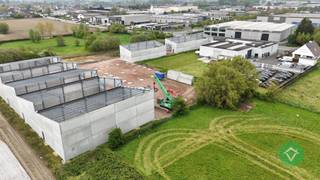 Nieuwe KMO-units te Roeselare, een modern en duurzaam bedrijventerrein bestaande uit 10 loodsen.In dit nieuwe KMO-park, *ARDOPOORT*, bieden wij een...