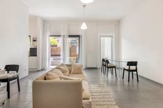<p>Instapklaar gelijkvloers appartement met een slaapkamer in hartje Turnhout.<br /><br /><strong>Indeling:</strong><br />Het appartement is gelegen op de gelijkvloerse verdieping van een verzorgd en kleinschalig appartementsgebouw. U komt binnen in de lichtrijke leefruimte, waar de grote raampartijen zorgen voor een aangename lichtinval. Aansluitend bevindt zich de open keuken, uitgerust met een vaatwasser, elektrische kookplaat, koelkast met diepvries en voldoende kastruimte.</p>
<p>Aan de voorzijde van het appartement bevindt zich de ruime slaapkamer. De badkamer is voorzien van een douche en een wastafel. Verder beschikt het appartement over een praktische wasplaats en een apart gastentoilet.</p>
<p>Via de leefruimte heeft u toegang tot het ruime, deels overdekte terras, voorzien van een wateraansluiting en stopcontacten. Aansluitend bevindt zich de private tuin, waar u in alle rust kan genieten van een aangename buitenruimte.</p>
<p>Tot slot beschikt het appartement over een private kelderberging en een ondergrondse auto- en fietsenstaanplaats, die verplicht mee aan te kopen zijn.<br /><br /><strong>Bijzonderheden:</strong><br />Verhuurd appartement met huurinkomsten van € 840/maand (+ gemeenschappelijke kosten).<br />€ 100/maand gemeenschappelijke kosten.<br />Gunstige EPC-score: 125 kWh/m²/jaar.<br />Elektriciteit conform.<br />Vliegenramen aanwezig.<br />Ondergrondse autostaanplaats verplicht mee aan te kopen voor € 22.000.<br /><br /><strong>Ligging:</strong><br />Uitstekende ligging in het centrum van Turnhout, op wandelafstand van de Grote Markt, winkels, horeca, scholen en openbaar vervoer. Dankzij de centrale ligging geniet u van alle dagelijkse voorzieningen binnen handbereik, terwijl u toch rustig kan wonen.</p>