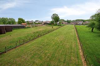 Bent u op zoek naar een ruime bouwgrond met een fantastisch groen zicht? Deze mooie bouwgrond van ongeveer 2000m² bevindt zich in het landelijke Roosdaal en biedt veel mogelijkheden voor wie droomt van een alleenstaande woning met de nodige ruimte, privacy en grote tuin!
De open bebouwing heeft een indicatieve bouwbreedte van 8 meter op een bouwdiepte op het gelijkvloers van 15 meter en een bouwdiepte op verdieping van 12 meter.
De verkavelingsaanvraag is nog niet ingediend, dus definitieve bouwvoorschriften kunnen nog wijzigen.
Een unieke kans om een ruime vrijstaande woning te realiseren op een groot en groen perceel in Roosdaal.
Wil u graag deze grond bezoeken, neem dan contact op met jessie.deneve@casaconsult.be
Sloop en heropbouw: afhankelijk van de concrete situatie en mits voldaan aan de wettelijke voorwaarden, kan de heropbouw van de nieuwbouwwoning mogelijk in aanmerking komen voor het 6% btw-tarief.
De vermelde perceelsgrenzen, afmetingen en bouwmogelijkheden zijn indicatief. De definitieve verkavelingsvoorschriften dienen nog worden vastgesteld.