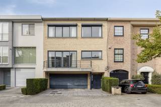 <p><span>WILRIJK - Park den Brandt </span></p><p><span>Exclusieve, ruime gezinswoning van 335m² op toplocatie.</span><span>
</span><span><br />5 SLPK | 3 BADK | dubbele garage, terrassen en een schitterende, rustige tuin met optimale privacy. </span></p><p><span> </span></p><p><span>Gelijkvloers:</span></p><p><span>Bij binnenkomst betreedt u een ruime inkomhal met vestiairekasten, ideaal om jassen en schoenen netjes op te bergen. </span></p><p><span>De dubbele inpandige garage met sectionale poort biedt plaats aan twee wagens en zorgt voor extra comfort. Daarnaast beschikt het gelijkvloers over twee slaapkamers, waarvan één met een eigen douchekamer perfect als logeerkamer, bureau of praktijkruimte. </span></p><p><span>Gastentoilet. </span></p><p><span> </span></p><p><span>1ste verdieping:</span></p><p><span>Het hart van de woning bevindt zich op de eerste verdieping. Hier geniet u van een ruime, zonnige woonkamer met toegang tot een terras dat prachtig groene uitzicht biedt over de tuin. Via een trap loopt u zo naar beneden, waar u midden in het groen kunt ontspannen. </span></p><p><span>De keuken is volledig uitgerust en afgewerkt met een granieten werkblad en kwalitatieve Miele-toestellen ideaal voor elke kookliefhebber. Ook een gastentoilet is aanwezig. </span></p><p><span> </span></p><p><span>2de verdieping:<br />Een lichtkoepel zorgt voor overvloedig daglicht op de nachthal. Op dit verdiep bevinden zich drie volwaardige slaapkamers. De royale master bedroom beschikt over een volledige wand ingemaakte kasten, een privéterras met zicht op groen en een luxueuze en suite badkamer met ligbad, douche, dubbele wastafel met spiegel en verlichting, en toilet. Daarnaast is er een praktische wasplaats met extra lichtinval via een tweede lichtkoepel. </span></p><p><span> </span></p><p><span>Bijzonderheden:</span></p><p><span>* Alarmsysteem</span></p><p><span>* Videofonie</span></p><p><span>* Elektrische rolluiken</span></p><p><span>* Vloerverwarming op de 1ste verdieping<br />* Hoogwaardige afwerking </span></p><p><span>* Perfecte combinatie van wonen en werken mogelijk </span></p><p><span>* Dubbel beglazing</span></p><p><span>* Dubbele garage en oprit voor 2 wagens</span></p><p><span>* Uitstekende ligging</span></p><p><span>* Overal airco aanwezig </span></p><p><span> </span></p><p><span>Ligging:</span></p><p><span>Deze woning is ideaal gelegen in een groene, residentiële buurt nabij Park den Brandt en Middelheimpark. In de directe omgeving vindt u restaurants, scholen, winkels en openbaar vervoer. Dankzij de strategische ligging nabij invalswegen combineert deze woning ruimte en comfort tot een unieke kans voor wie op zoek is naar een moderne, familiale en aangename woonomgeving. </span></p><p><span> </span></p>