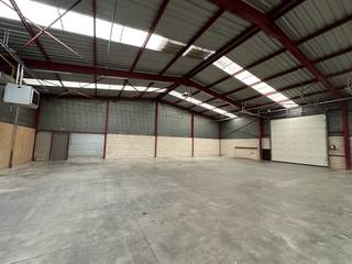 Bedrijfsruimte of opslagmagazijn 253m², zeer goed gelegen in KMO zone Het Dorlik.Vlakbij de op- en afrit N°29 van de E 313.De hal is voorzien van een...