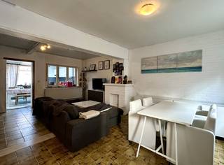Deze te renoveren woning is gelegen in de Sint-Medardusstraat 4 te Bertem, een uitstekende locatie in de dorpskern met alle voorzieningen op wandelafstand. Bakker, scholen, openbaar vervoer, Delhaize, Aldi en andere lokale handelaars bevinden zich vlakbij.<br />Dankzij de vlotte verbinding met de Tervuursesteenweg, de E40 en de nabijheid van Leuven en Brussel, combineert deze ligging een dorpsgevoel met een optimale bereikbaarheid.<br />De woning betreft een grondig te renoveren gesloten bebouwing, gelegen op een ruim en breed perceel dat tal van mogelijkheden biedt voor wie op zoek is naar een renovatieproject met toekomst.<br />Bij het betreden van de woning kom je in de ruime woon- en eetkamer. Het gelijkvloers omvat verder een bureau, wasplaats, kleine badkamer, toilet, stookruimte en een zeer ruime bergruimte die toegang geeft tot de grote tuin achteraan.<br />De ruime keuken sluit aan op de koer, wat extra potentieel biedt voor een aangename buitenruimte.<br />Op de eerste verdieping bevinden zich drie slaapkamers, evenals twee bergruimtes.<br />Daarnaast is er nog een zolderverdieping die extra uitbreidingsmogelijkheden biedt, bijvoorbeeld voor bijkomende kamers of een hobbyruimte.<br />Kortom: een woning met enorm veel potentieel, ideaal voor wie niet terugdeinst voor renovatie en zijn eigen woonproject wil realiseren op een toplocatie.<br />Aktedatum af te stemmen met eigenaar + 1 maand kosteloos uitgesteld genot na aktedatum