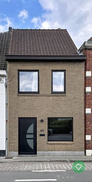 Deze volledig vernieuwde en instapklare woning bestaat uit: inkomhal - toilet - living - keuken - badkamer met ligbad en inloopdouche - wasplaats...