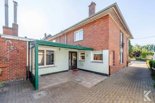 <p><strong>Ruime gezinswoning op 553 m² met garage en open zicht</strong></p><p>Bent u op zoek naar een ruime gezinswoning met veel potentieel, een rustige ligging en een mooi perceel? Dan is deze woning zeker een bezoek waard! Bezoeken zijn mogelijk <strong>7/7</strong>, ook 's avonds.</p><p>De woning is gelegen op een perceel van <strong>553 m²</strong> in een landelijke omgeving. Achteraan geniet u van een prachtig open zicht op de velden zonder achterliggende inkijk. Dankzij de <strong>noordwestelijke oriëntatie</strong> kunt u volop genieten van de avondzon.</p><p>Met een bewoonbare oppervlakte van ca. <strong>175 m²</strong> beschikt de woning over een ruime en lichtrijke leefruimte, een grote inkomhal, <strong>4</strong><strong> volwaardige slaapkamers</strong>, een droge kelder en een ruime zolder met uitbreidingsmogelijkheden.</p><p>Praktisch biedt deze woning een <strong>garage met werkput</strong> en een ruime oprit voor minstens <strong>5 wagens</strong>.</p><p>Daarnaast werden reeds verschillende vernieuwingen uitgevoerd, waaronder <strong>alle ramen</strong>, een <strong>verwarmingsketel van 3 jaar oud</strong> en <strong>rolluiken rondom</strong> de woning.</p><p><strong>Troeven:</strong><br />✔ Perceel van 553 m²<br />✔ Rustige ligging met open zicht<br />✔ Bewoonbare opp. ca. 175 m²<br />✔ 4 slaapkamers<br />✔ Ruime zolder en droge kelder<br />✔ Garage met werkput<br />✔ Oprit voor minstens 5 wagens<br />✔ Alle ramen vernieuwd<br />✔ Recente verwarmingsketel en rolluiken<br />✔ Centrale verwarming</p><p><strong>Meer info of een bezoek?</strong><br />📧 karel@roetsvastgoed.be<br />📞 0470 34 20 25</p>