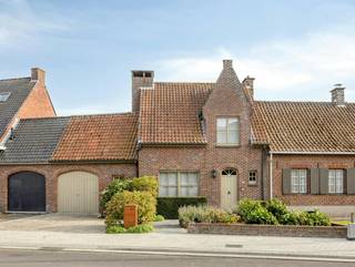 Deze eigendom wordt aangeboden via Pre-sale. De vermelde prijs is een instelprijs. Wil je een afspraak vastleggen of wens je meer info omtrent deze koopmethode, neem dan contact op met de dossierverantwoordelijke Mathias Lauwyck (+32 472 18 39 90) - mathias.lauwyck@dewaele.com! <br /><br />Op zoek naar een ruime gezinswoning met karakter, een aangename sfeer en een prachtige buitenomgeving? Deze bijzonder veelzijdige woning combineert royale leefruimtes met een uitzonderlijk ruim perceel van maar liefst 950 m² en is gelegen in de gegeerde wijk Don Bosco in Torhout. Een aantrekkelijke en gevestigde woonomgeving, met scholen, winkels, sportfaciliteiten en andere dagelijkse voorzieningen die vlot bereikbaar zijn.<br /><br />De woning beschikt over maar liefst 226 m² bewoonbare oppervlakte en biedt dankzij de vier slaapkamers volop ruimte voor het hele gezin. De leefruimte vormt een bijzonder aangenaam geheel en wordt gekenmerkt door een prachtige uitbouw met grote raampartijen, waardoor het natuurlijke licht rijkelijk binnenvalt en er een mooie verbinding ontstaat met de tuin. De sfeervolle haard vormt een extra blikvanger en zorgt voor een warme en karaktervolle uitstraling.<br /><br />De woning biedt bovendien heel wat mogelijkheden voor wie wonen en werken wil combineren. Zo kan een afzonderlijke ruimte perfect ingericht worden als kantoor, praktijkruimte of ruimte voor een vrij beroep. Ook als thuiswerkplek of hobbyruimte biedt de woning heel wat flexibiliteit.<br /><br />Achter de woning bevindt zich een prachtig aangelegde tuin die dankzij het ruime perceel heel wat privacy en mogelijkheden biedt. De combinatie van groen, verschillende zithoeken en de sfeervolle vijver zorgt voor een bijzonder aangename buitenomgeving waar je in alle seizoenen van kan genieten.<br /><br />Een bijkomende troef is het ruime bijgebouw in de tuin, dat momenteel uitstekend dienst kan doen als mancave. Denk hierbij aan een eigen ontspanningsruimte, hobbykamer, thuiskantoor of speelruimte. De mogelijkheden zijn talrijk en maken deze woning extra interessant voor wie nood heeft aan bijkomende ruimte.<br /><br />Ook de ruime garage biedt praktische meerwaarde en zorgt voor voldoende plaats voor wagen, fietsen, tuinmateriaal en andere benodigdheden.<br /><br />Wens je meer info of een bezoek? Neem dan snel contact op met Mathias via 0472 18 39 90 of mathias.lauwyck@dewaele.com!<br /><br />De eigendom wordt aangeboden via de Pre-sale formule. Op 17/10/2026 tussen 10:00 en 12:00 kan u het huis op afspraak komen bezichtigen en een bod uitbrengen. De vermelde prijs is een instelprijs. Voor meer info, gelieve contact op te nemen met de dossierverantwoordelijke.<br /><br />Bestuursmaatregelen in het maatregelenregister: nee