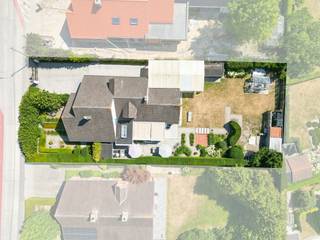 <p>Ruime instapklare villa met 4 slaapkamers op 1107 m² te koop op een uitstekende locatie in Lendelede.<br />Dankzij de royale bewoonbare oppervlakte van maar liefst 333 m² biedt deze woning alle ruimte voor comfortabel wonen.<br />Via de inkomhal met vestiaire en gastentoilet komt u in de lichtrijke leefruimte, waar een gezellige zithoek met houthaard naadloos overgaat in de eetplaats. De volledig uitgeruste keuken met eetruimte sluit aan op de veranda, vanwaar u geniet van een mooi zicht op de tuin. Verder bevinden zich op het gelijkvloers een afzonderlijk bureel, een praktische was- en bergplaats, een ruime slaapkamer, een badkamer uitgerust met ligbad, dubbele lavabo en toilet, evenals een dubbele garage met handige bergzolder.<br /><br />Op de eerste verdieping bevinden zich nog 3 slaapkamers en een tweede badkamer.<br />De zuidgerichte tuin is zorgvuldig aangelegd. Het ruime zonneterras, de serre en de tuinberging maken het geheel compleet en zorgen ervoor dat u optimaal van het buitenleven kunt genieten.<br /><br />Troeven:<br />- ruime woning, 4 slaapkamers<br />- airco, alarmsysteem, regenwaterput<br />- oprit en carport<br />- zuidgerichte tuin<br />- centrale ligging<br /> </p>
<p>Contacteer ons vandaag nog voor meer informatie of een bezoek ter plaatse.<br />Bel Louise op 0496 08 08 00 of mail louise@immo-lys.be</p>