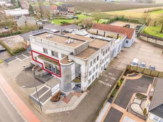 Instapklare praktijk- of kantoorruimte gelegen op een toplocatie te Mopertingen bij Bilzen, Maastrichterstraat 111.Het geheel omvat zowel een ruime...