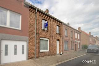Rustig gelegen woning met 3 slaapkamers, ruime zolder en tuin.STARTPRIJS: Elk bod boven deze startprijs, wordt voorgelegd aan de eigenaars, die al dan niet kunnen in gaan op dit aanbod.Op zoek naar een woning op een rustige ligging, maar toch dichtbij het centrum, invals-en snelwegen met ruimte en potentieel?Deze netjes onderhouden woning biedt heel wat mogelijkheden!Via de inkomhal komt u in de aangename leefruimte, met aansluitend de keuken met toegang naar terassen en de tuin, eveneens op het gelijkvloers de badkamer met toilet, lavabo en douche.Op de 1ste verdieping bevinden zich 3 slaapkamers, ideaal voor een gezin of wie extra ruimte wilt.Eén absolute troef is de ruime, geisoleerde zolderverdieping, bereikbaar via een vaste trap, die mits de nodige inrichting perfect kan dienst doen als extra slaapkamer, hobby, bureau of polyvalente ruimte.Ook buiten heeft deze woning heel wat te bieden, de tuin die baadt in het groen zorgt voor een aangename en rustige omgeving waar u heerlijk kunt ontspannen!De woning is voorzien van gaskachels, de epc kan worden naar een D score worden gebracht door CV te plaatsen en/of zonnepanelen.Een woning op een rustige maar interessante ligging en vooral veel mogelijkheden, zeker een bezoek waard!📞 Contacteer Regine voor een bezoek: 0493 112 050 – regine@correctvastgoed.be👉 Online schattingstool: https://www.correctvastgoed.be/schatting
