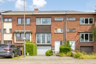 <p>Achter deze solide gevel uit 1962 schuilt een woning met verrassend veel ruimte en een warm, authentiek karakter, klaar voor een nieuwe toekomst.</p><p>Met een netto oppervlakte van 155 m², een diepe tuin en een praktische indeling is dit een plek waar je jouw woonideeën echt vorm kan geven.</p><p>Op het <strong>gelijkvloers </strong>kom je binnen in een functionele basis met garage, wasplaats en berging. De veranda vormt een zachte overgang naar de grote,</p><p>supergezellige tuin, waar groen, rust en privacy samenkomen.</p><p>De <strong>leefverdieping </strong>bevindt zich op de eerste verdieping en voelt licht en open aan. Hier vind je de leefruimte, de keuken en een apart toilet, met</p><p>voldoende mogelijkheden om alles naar je eigen smaak te vernieuwen.</p><p>Op de <strong>tweede verdieping </strong>zijn er drie volwaardige slaapkamers en een badkamer. </p><p>De <strong>zolder </strong>biedt extra bergruimte of potentieel voor wie verder wil denken.</p><p>Dankzij de betonnen structuur, het ontbreken van een renovatieverplichting en de aanwezigheid van een oprit voor extra parking, vormt deze woning</p><p>een ideale basis voor wie op zoek is naar een renovatieproject op een centrale ligging, vlak bij het station. Misschien is dit wel de plek waar jouw</p><p>plannen eindelijk een adres krijgen. Plan je bezoek in via onze website! </p>