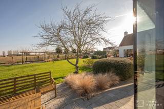 Deze unieke en zeer charmante villa is gelegen op een magnifiek perceel van 5.460 m2, genietend van de meest prachtige open zichten op de...