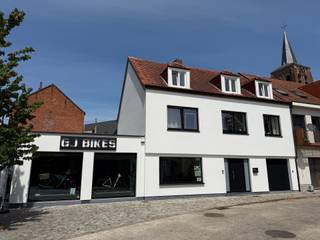 <p><strong>Stijlvol gerenoveerd en instapklaar appartement met twee slaapkamers en garagebox in centrum Wechelderzande! </strong><br /><br />Gelegen op de eerste verdieping (geen lift) van een kleine gemeenschap vinden we dit instapklare appartement met een open keuken, twee slaapkamers met balkon en een eigentijdse badkamer met inloopdouche en wastafel.<br /><br />Enkele troeven: <br />- Instapklaar: Geschilderd & reeds voorzien van verlichting.<br />- Inpandige garagebox.<br />- Volledig vernieuwd<br />- Op wandelafstand van bakker, slagerij en winkels.<br /><br /><br />Neem nu contact op met FLOR Vastgoed voor meer informatie.</p>