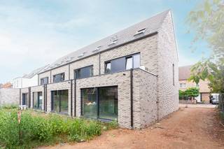 <p><strong>Project Schuttershof | Goed wonen in een groene omgeving<br /><br /></strong>Schuttershof is een woonproject van 14 energiezuinige appartementen en 4 woningen.<br />De omgeving in en rond Ekeren is een stedelijke omgeving waar groen overal aanwezig is.<br /><br />Schuttershof zal voor elke bewoner zorgen voor een optimaal wooncomfort én voor heerlijke buitenruimtes. <br />Of het nu een ruime tuin of een terras is, elke dag genieten!<br /><br /><strong>Een optimaal wooncomfort, voorzien op de toekomst.<br /><br /></strong>Het project is verdeeld in 2 aparte gedeeltes die met elkaar verbonden zijn door privatieve tuinen en een ondergrondse garage.<br />Het gedeelte dat we vinden aan de Kapelsesteenweg behuisd een 14 appartementen met een mix van 1 tot 2 slaapkamers.<br />Het gedeelte aan de Alfons de Schutterstraat behuisd 4 woningen met 3 slaapkamers en een zolderruimte, eventueel in te richten als een 4e slaapkamer.<br /><br />Alle appartementen en woningen voldoen aan de strengste normen kwestie isolatie.<br /><br /><strong>Ontwikkelaar - ANTVEST<br /><br /></strong>Antvest is een <strong>loyale</strong> partner die de leefruimte creëert die u nodig heeft. Door een <strong>no-nonsense aanpak en transparante manier</strong> van werken weet u altijd waar u staat. Daarboven optimaliseert Antvest door zijn <strong>dynamische aanpak</strong> elke kans voor alle partijen.<br /><br />Prijzen zijn exclusief registratierechten en BTW. <br />Mogelijkheid tot aankoop onder gunsttarief 6% BTW voor de appartementen.<br /><br />Contacteer LISTED voor meer informatie: +32 3 283 51 51.</p>