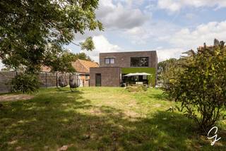 Energiezuinige en instapklare woning met 4 a 5 slaapkamers met grote tuin te Lebbeke.<br />Op zoek naar een ruime, energiezuinige woning in een rustige omgeving? <br /><br />Op het gelijkvloers bevinden zich een inkomhal, heel ruime lichtrijke leefruimte met open keuken, slaapkamer en prachtige badkamer en wasplaats/berging. <br /><br />De eerste verdieping omvat drie slaapkamers. Daarnaast is er een extra ruimte die perfect kan dienen voor een 5 de slaapkamer of kan tevens ingericht worden als dressing of bureauruimte.<br /><br />De grote tuin, ligging en EPC label A zijn extra troeven. <br /><br />Een comfortabele en veelzijdige gezinswoning met tal van mogelijkheden voor wonen én werken, op een rustige maar goed bereikbare locatie.<br /><br />Kom je deze prachtige woning graag zelf ontdekken? <br />Contacteer Tom op 0471 59 40 43 of mail naar tom@cornelis-goeman.be