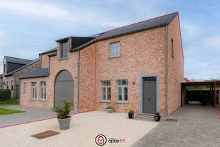 Ben je op zoek naar een recente, energiezuinige woning in een rustige omgeving? In de Onderstraat 33A in Werm (Bilzen-Hoeselt) vind je deze instapklare halfopen bebouwing uit 2023. Dankzij de moderne afwerking, het aangename tuinperceel en de uitstekende energiescore woon je hier comfortabel én toekomstgericht.<br /><br /><em>Gelijkvloers:</em><br />Via de inkomhal kom je binnen in de woning, waar je meteen toegang hebt tot een gastentoilet. De leefruimte met open keuken vormt het hart van het huis en geniet van veel natuurlijk licht dankzij de grote raampartijen met zicht op de tuin. De keuken is praktisch ingericht en uitgerust met Siemens-toestellen en sluit mooi aan bij de eetruimte. Aansluitend vind je nog een handige berging/technische ruimte.<br />Vanuit de leefruimte heb je directe toegang tot het overdekte terras met zonnewering, een ideale plek om het hele jaar door van de tuin te genieten.<br /><em>Verdieping:</em><br />Op de eerste verdieping bevinden zich twee slaapkamers. De master bedroom beschikt over een aparte dressingruimte. Daarnaast is er een ruime badkamer uitgerust met een ligbad, een inloopdouche en een dubbele lavabo.<br /><em>Tweede verdieping:</em><br />De tweede verdieping biedt een ruime extra kamer die perfect kan dienen als derde slaapkamer/master bedroom, hobbyruimte, bureau of speelkamer.<br /><em>Buitenruimte:</em><br />De woning ligt op een perceel van 3 are en 9 centiare en beschikt over een verzorgde tuin met een tuinberging. Het overdekte terras zorgt ervoor dat je in alle seizoenen comfortabel buiten kan zitten.<br /><em>Troeven</em>
<ul>
	<li>Recente woning uit 2023</li>
	<li>BEN-woning met een uitstekende EPC-score van 15 kWh/m²jaar</li>
	<li>15 zonnepanelen met 2 thuisbatterijen van 5 kW</li>
	<li>Vloerverwarming gecombineerd met warmtepomp</li>
	<li>Warmtepompboiler</li>
	<li>Overdekt terras met zonnewering en verzorgde tuin</li>
	<li>Bewoonbare oppervlakte van 120 m²</li>
</ul>
<em>Ligging &amp; omgeving</em><br />Deze halfopen bebouwing bevindt zich in Werm, een rustige deelgemeente van Bilzen-Hoeselt. Hier woon je in een aangename en groene omgeving met een landelijk karakter, terwijl je toch vlot verbonden bent met de omliggende gemeenten.<br />In de buurt vind je winkels, scholen en lokale voorzieningen, terwijl het centrum van Bilzen, Hoeselt en Tongeren op korte afstand ligt. Ook de verbinding naar Hasselt en Maastricht is vlot bereikbaar. Dit maakt de woning ideaal voor wie rustig wil wonen maar toch dichtbij alle faciliteiten.<br /><br /><em>Wat maakt dit pand uniek?</em><br />De combinatie van een recente bouw (2023), een uitstekende EPC-score van 15 kWh/m²jaar en moderne technieken zoals zonnepanelen, thuisbatterijen, warmtepomp en vloerverwarming maakt deze woning bijzonder energiezuinig en toekomstgericht.<br /><em>Voor wie is dit ideaal?</em><br />Deze woning is ideaal voor jonge gezinnen, koppels of mensen die op zoek zijn naar een instapklare en energiezuinige gezinswoning met tuin in Bilzen-Hoeselt.<br /><br />Plan je bezoek: Wil je deze energiezuinige woning in Werm zelf ontdekken?<br />Plan vandaag nog je bezoek en ervaar zelf het comfort en de rust van deze mooie woning via info@optie-m.be of  011 23 11 01.<br /><br />Wil je weten wat jouw woning waard is? Contacteer ons via bovenstaande gegevens.<br />Stedenbouwkundige info: VG / WgLk / GVV / GMO / Gvkr