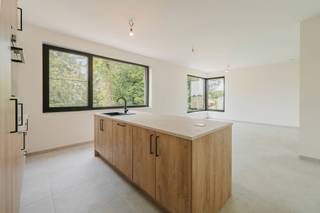 Voor verdere info of een vrijblijvende waardebepaling van uw eigendom: stephanie.mottie@homixx.be of 016 84 96 84<br /><br />Welkom in residentie Ter Hoght, waar luxe, comfort en energiezuinig wonen naadloos samenkomen. Dit indrukwekkende nieuwbouwappartement werd opgeleverd in mei 2026 en voldoet aan de allerstrengste energienormen met een uitzonderlijke E-peil van minder dan 10. Bij Homixx Vastgoed, uw professionele vastgoedpartner, houden we ervan om u volledig te ontzorgen; deze unieke woonst is dan ook volledig instapklaar en met het oog op detail hoogwaardig afgewerkt.<br /><br />Licht en een optimaal ruimtegevoel staan centraal in de ruime leefruimte, die harmonieus overvloeit in een moderne, open en hoogwaardig afgewerkte keuken. Grote glaspartijen zorgen voor een ruimtelijk en lichtrijk gevoel. Op het overdekte terras kan u heerlijk genieten van alle rust en privacy. <br /><br />Het appartement beschikt over twee slaapkamers. De mooie badkamer straalt pure luxe uit en is voorzien van een royale inloopdouche en dubbele lavabo's, overigens ideaal aangevuld met een apart toilet. Verder is er nog een praktische berging/technische ruimte voorzien. <br />Bovendien heb je zowel vanuit de leefruimte als de eerste slaapkamer toegang tot het terras!<br /><br />Op vlak van technieken is dit pand volledig klaar voor de toekomst. Een lucht-water warmtepomp, een modern ventilatiesysteem, een snelle internetkabel in glasvezel en maar liefst 6 individuele zonnepanelen zorgen ervoor dat uw verbruik tot een absoluut minimum wordt beperkt. Tot slot beschikt u over een handige kelderberging en een ondergrondse vaste staanplaats. Een zeldzame opportuniteit voor wie op zoek is naar modern wooncomfort op een toplocatie.<br /><br />Het appartement is bovendien onmiddellijk beschikbaar!<br />De maandelijkse huurprijs bedraagt 1.150 EUR + 80 EUR gemeenschappelijke kosten = 1.230 EUR<br /><br />Ontdek snel dit pareltje in centrum Haacht en maak je afspraak via stephanie.mottie@homixx.be of 016 199 348