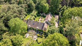 <p>Op een <strong>absolute toplocatie in het prestigieuze Kapellenbos</strong>, aan de Franselei 55, bevindt zich deze <strong>uitzonderlijke villa in kasteelhoevestijl</strong> op een <strong>residentieel perceel van ca. 5.700 m²</strong>. De ligging combineert <strong>uitstekende bereikbaarheid</strong> met <strong>volledige rust, privacy en groenbeleving</strong><span>.<br /><br /></span><strong>Indeling gelijkvloers</strong><br />De villa wordt bereikt via een <strong>monumentale kassei-oprijlaan</strong> en verwelkomt u in een <strong>ruime inkomhal</strong> met vestiaire en gastentoilet. Rechts bevinden zich twee <strong>stijlvolle leefruimtes met open haard</strong> (ca. <strong>55 m²</strong>) en zicht op de tuin. Links situeren zich de <strong>eetkamer</strong> (ca. <strong>20 m²</strong>) en de <strong>ruime eet-leefkeuken</strong> (ca. <strong>25 m²</strong>) met <strong>natuurstenen werkbladen, kookeiland en kwalitatieve toestellen</strong>, en met <strong>directe connectie naar terrassen en tuin</strong>. Aansluitend is er een <strong>volwaardige bijkeuken/wasplaats met douche</strong>.</p>
<p><strong>Indeling eerste verdieping</strong><br />De nachthal met vide geeft toegang tot <strong>vier slaapkamers en drie badkamers</strong>. De <strong>master bedroom</strong> (ca. <strong>25 m²</strong>) beschikt over een <strong>dressing en badkamer ensuite</strong>. De overige slaapkamers meten ca. <strong>18 m²</strong>, <strong>16 m²</strong> en <strong>14 m²</strong>. Eén van de badkamers is uitgerust met een <strong>sauna</strong>.</p>
<p><strong>Indeling tweede verdieping</strong><br />De tweede verdieping omvat een <strong>vijfde slaapkamer</strong> (ca. <strong>20 m²</strong>) met <strong>badkamer ensuite</strong>, ideaal als <strong>gastensuite of tienerkamer</strong>.</p>
<p><strong>Bijkomende ruimtes</strong><br />Een aparte zij-ingang geeft toegang tot een <strong>bureelruimte</strong> (ca. <strong>22 m²</strong>), een <strong>sportkamer</strong>, een <strong>logeerkamer/conciergerieruimte met badkamer</strong> en een <strong>dubbele inpandige garage</strong>, wat dit eigendom ook geschikt maakt voor <strong>praktijk of kantoor aan huis</strong>.</p>
<p><strong>Tuin</strong><br />De <strong>fraai aangelegde parktuin</strong> biedt <strong>volledige rust en privacy</strong> en is ingericht met <strong>strakke haagstructuren, volwassen bomen, een grote vijver, meerdere zonneterrassen</strong> en een <strong>eikenhouten bijgebouw</strong>. Een <strong>poort naar de achtergelegen dreef</strong> versterkt het exclusieve domeinkarakter.</p>
<p><strong>Bijzonderheden</strong><br /><strong>Absolute topligging in Kapellenbos</strong>, <strong>perceel ca. 5.700 m²</strong>, <strong>kasteelhoevestijl</strong>, <strong>monumentale oprijlaan</strong>, <strong>open haard</strong>, <strong>kwalitatieve leefkeuken</strong>, <strong>5 slaapkamers en 4 badkamers</strong>, <strong>sauna</strong>, <strong>bureau- en praktijkmogelijkheden</strong>, <strong>dubbele inpandige garage</strong>, <strong>bijgebouw</strong>, <strong>parktuin met vijver</strong>, <strong>uitstekende privacy</strong>.</p>