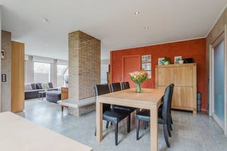 INDELING: - inkomhal met gastentoilet- ruime, lichtrijke leefruimte met aparte zithoek- ingerichte keuken voorzien van alle toestellen- 4 slaapkamers- vernieuwde badkamer (2016) die gemakkelijk kan ingedeeld worden tot 2 badkamers dmv een schuifdeur, uitgerust met 2 aparte lavabo's, een bubbelbad, een toilet en een ruime douche- praktische bergruimte - zonnige tuin met overdekt terras en tuinhuis- ruime garage met plaats voor een wagen en fietsenBijzonderheden: - gunstig EPC C &amp; conforme elektriciteit- aanwezigheid van 13 zonnepanelen- 13.000L regenwater- voldoende parkeergelegenheid (oprit en garage)- volledig gelijkvloers!- asbestveiligMeer info of interesse in een bezoek? Neem contact op met Sarah - 0493 25 46 80 - sarah.hanson@dewaele.comBestuursmaatregelen in het maatregelenregister: nee