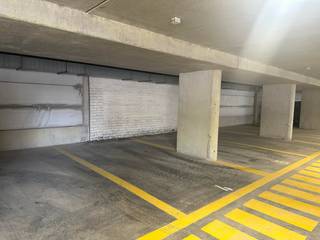 Ontdek nu de perfecte parkeeroplossing in Parking Green C, gelegen in het bruisende Oostende! Deze exclusieve parking (2.3m x 4.83m) biedt u niet alleen de gemoedsrust van een veilige en gemakkelijke parkeerplaats, maar ook tal van voordelen die uw leven een stuk eenvoudiger maken. De parkeerplaats (11.10 m²) is gelegen op de vierde verdieping. Uw voertuig verdient de beste bescherming. De parking is uitgerust met geavanceerde beveiligingsmaatregelen, waaronder camerabewaking en toegangscontrole, zodat u met een gerust hart kunt parkeren.