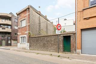 Degelijke goedgelegen te renoveren woning met extra bouwgrond/tevens ideale projectgrond. 366m2 in centrum Zottegem!Een belangrijke troef is de nabijheid van het AZ Sint-Elisabeth Zottegem, dat zich op slechts enkele minuten wandelen bevindt. INDELING: inkom en traphal, grote leefruimte, keuken, berging, 3 slaapkamers en zolder, handige garage/berging. Extra bouwgrond met veel potentieel. Te koop via Immo Beguin, jouw vastgoedexpert sinds 2009, met kantoren in Ronse, Waregem, Kortrijk, Deinze, Doornik, Lessines, Moeskroen en Nieuwpoort.Meer info via femke@immobeguin.be