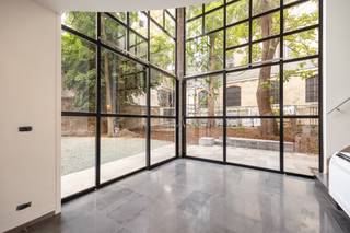 Located in the heart of the historical center of Antwerp is this house with garden.Entrance leads to the spacious and bright living room. Open...